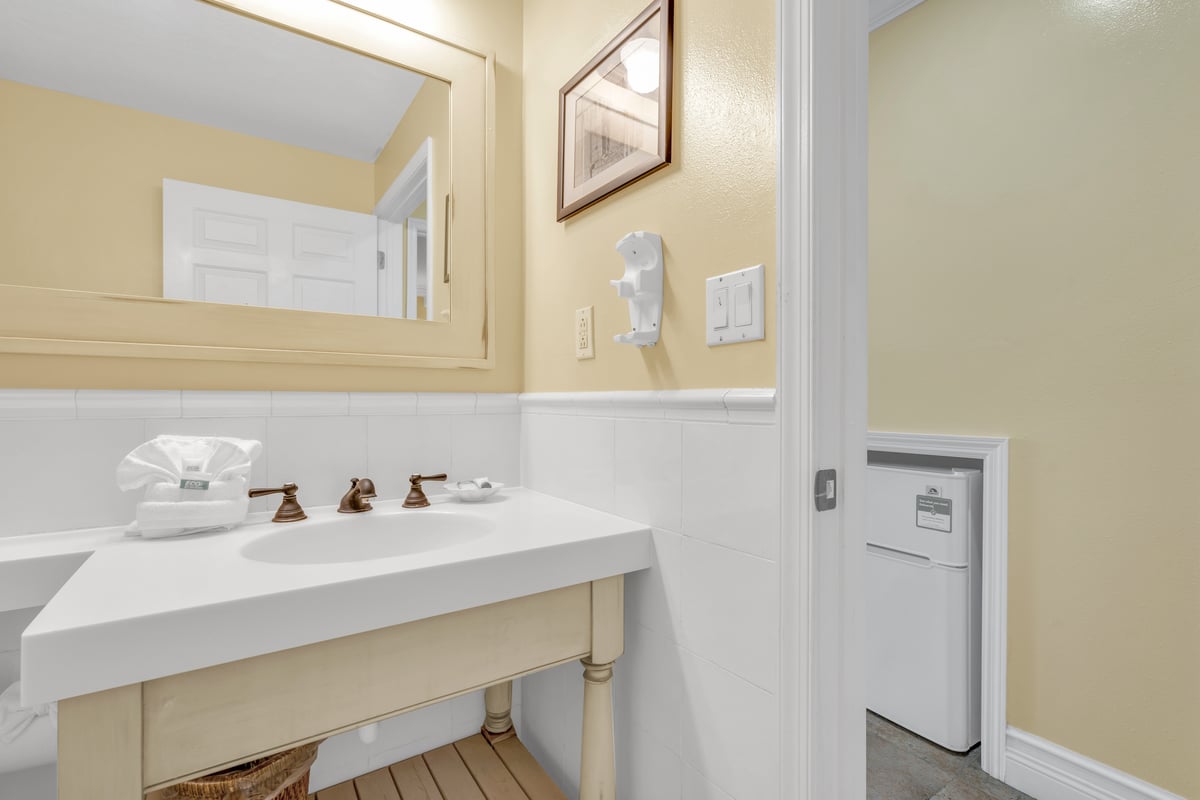Guest bathroom vanity at Dove Creek, mirror, basin and folded towels